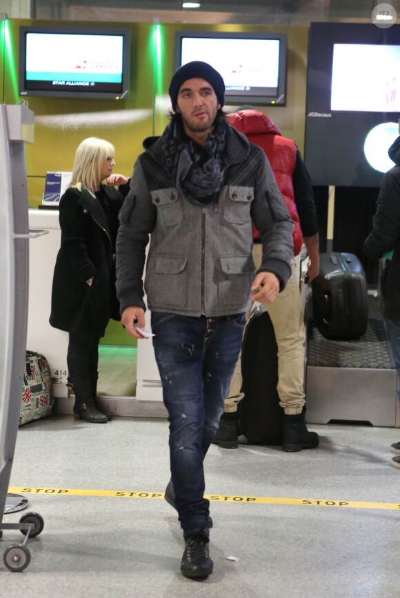 Thomas à l'aéroport à Roissy Charles de Gaulle le 13 janvier 2013 pour participer à la saison 5 des Anges de la télé-réalite à Miami.