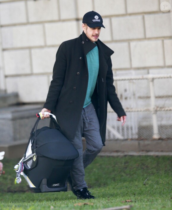 Exclusif - Rachel Bilson et son compagnon Hayden Christensen se promènent avec leur fille Briar Rose, le 13 janvier 2015. 