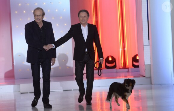 Patrick Chesnais et Michel Drucker avec sa chienne Isia lors de l'enregistrement de l'émission "Vivement Dimanche" à Paris le 14 janvier 2015. L'émission sera diffusée le 18 janvier