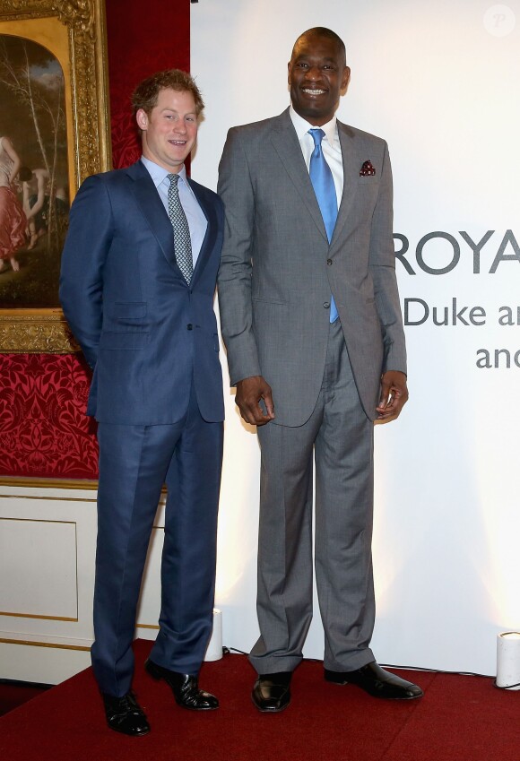 Le prince Harry et Dikembe Mutombo assistent à la "Coach-Core Graduation" à Londres, le 14 janvier 2015. 