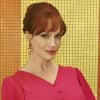 À gauche, Christina Hendricks dans la série "Mad Men" (2007-2015). À droite, l'actrice sans fard dans les rues de Vancouver le 14 janvier 2015.