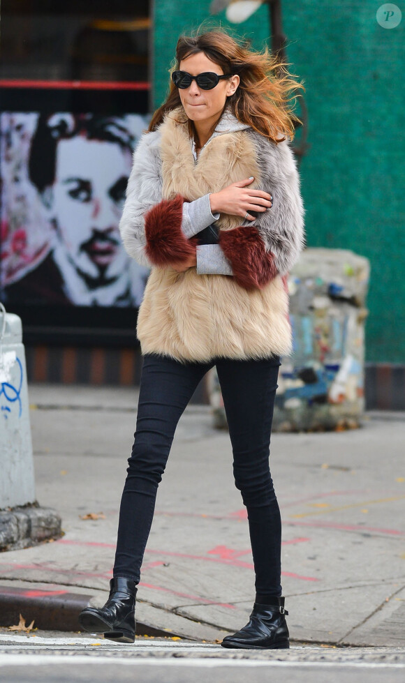 Alexa Chung se promène dans les rues de New York. Le 31 octobre 2014