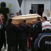 Sortie du cercueil suivi d'une fanfare - Sorties des obsèques du dessinateur Charb (Stéphane Charbonnier) à la Halle Saint Martin à Pontoise, le 16 janvier 2015.