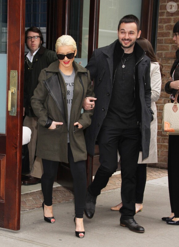 Christina Aguilera enceinte et son fiancé Matthew Rutler dans les rues de New York, le 17 avril 2014.  