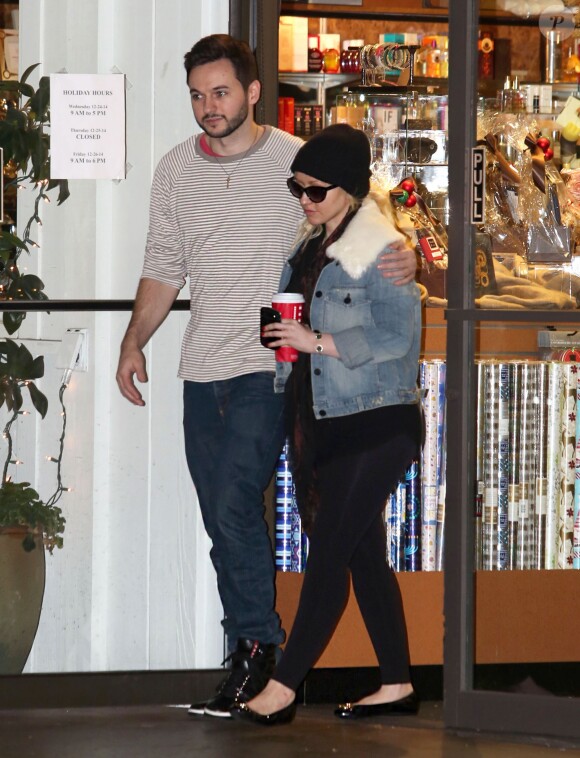 Exclusif - Christina Aguilera et son fiancé Matthew Rutler font leur shopping de Noël au Beverly Glen Market à Los Angeles. Le 21 décembre 2014  