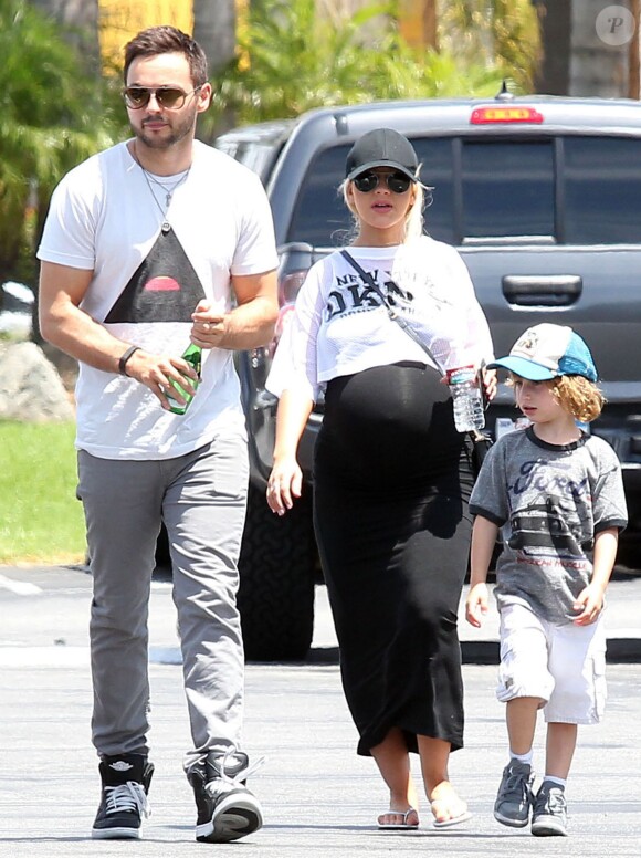 Exclusif - Christina Aguilera, très enceinte, son fiancé Matthew Rutler et son fils Max se rendent au mini golf à Studio City, le 12 juillet 2014. io City