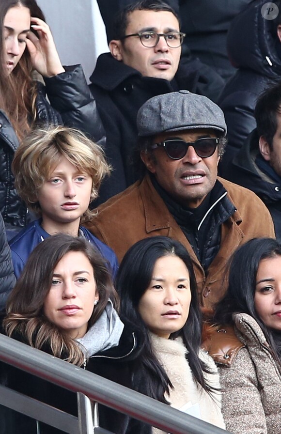 Yannick Noah et son fils Joalukas lors de la victoire du PSG face à Evian Thonon Gaillard au Parc des Princes à Paris le 18 janvier 2015