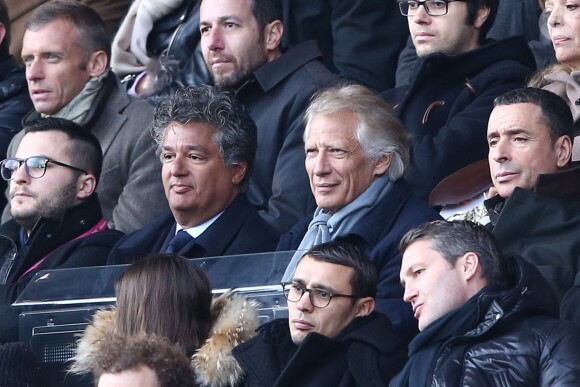 Dominique de Villepin et Brahim Asloum lors de la victoire du PSG face à Evian Thonon Gaillard au Parc des Princes à Paris le 18 janvier 2015