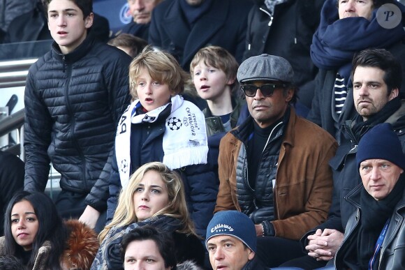 Yannick Noah et son fils Joalukas lors de la victoire du PSG face à Evian Thonon Gaillard au Parc des Princes à Paris le 18 janvier 2015