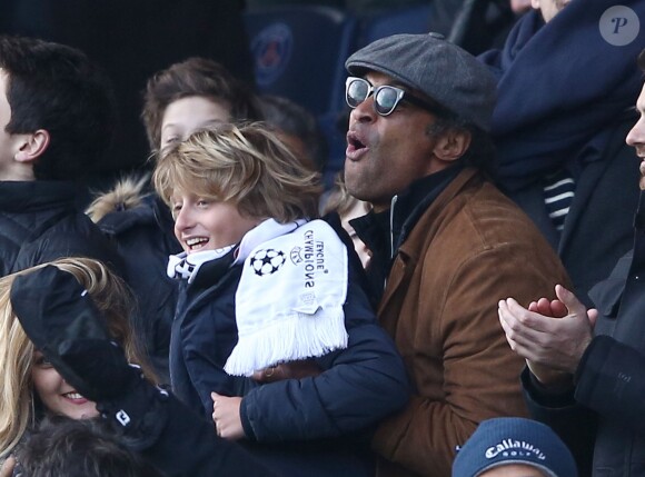 Yannick Noah et son fils Joalukas lors de la victoire du PSG face à Evian Thonon Gaillard au Parc des Princes à Paris le 18 janvier 2015