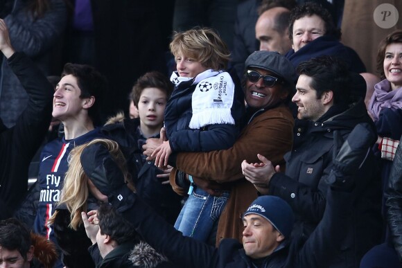 Yannick Noah et son fils Joalukas lors de la victoire du PSG face à Evian Thonon Gaillard au Parc des Princes à Paris le 18 janvier 2015