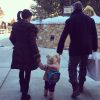 Hilaria et Alec Baldwin avec leur fille Carmen à Park City dans l'Utah, janvier 2015.