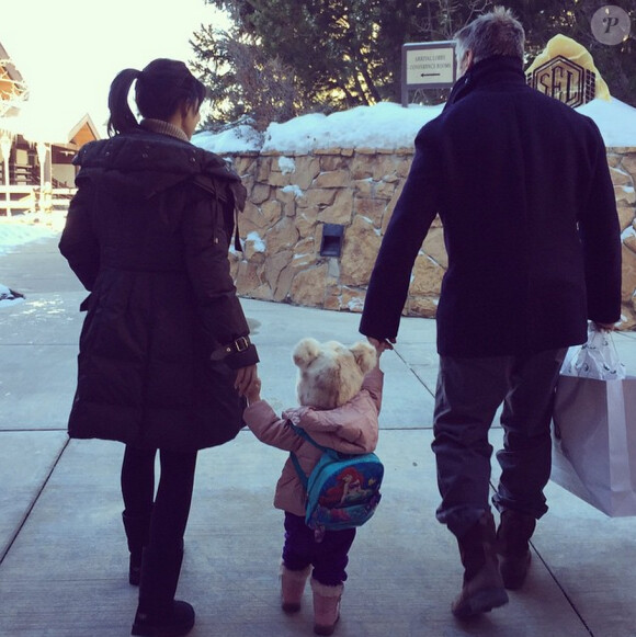 Hilaria et Alec Baldwin avec leur fille Carmen à Park City dans l'Utah, janvier 2015.