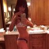 Hilaria Baldwin, enceinte d'un petit garçon, se félicite de voir son ventre s'arrondir. Un selfie posté sur Instagram le 18 janvier 2014.