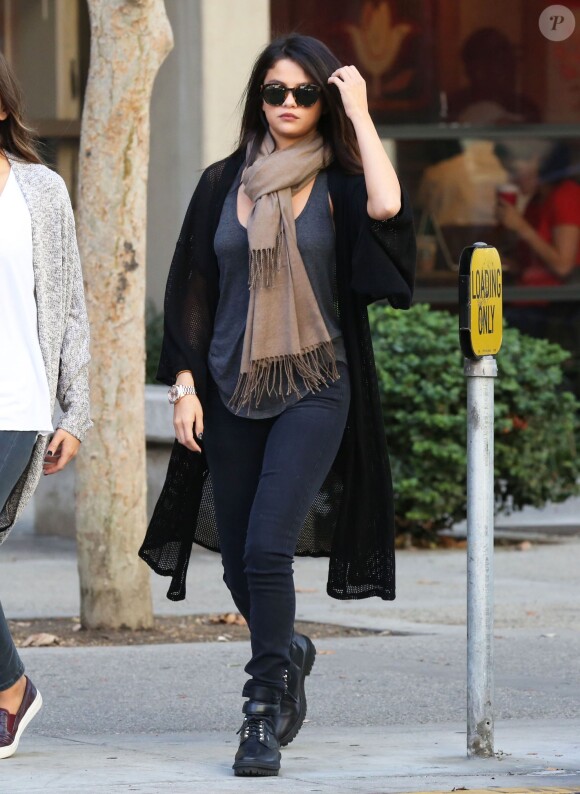 Selena Gomez se rend au Starbucks avec une amie à Los Angeles, le 2 novembre 2014.  