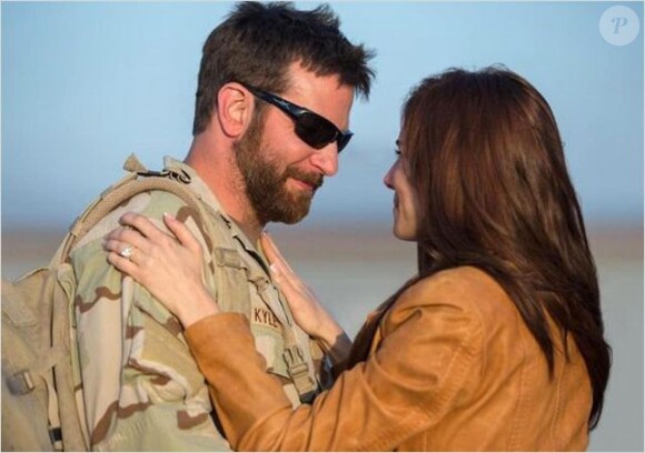 Bradley Cooper et Sienna Miller dans American Sniper.