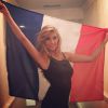 Camille Cerf à l'élection Miss Univers 2015 en Floride. Elle pose avec le drapeau de la France. Janvier 2015.