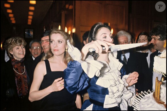 Catherine Deneuve et Isabelle Adjani lors de la soirée des César au Fouquet's à Paris en 1982