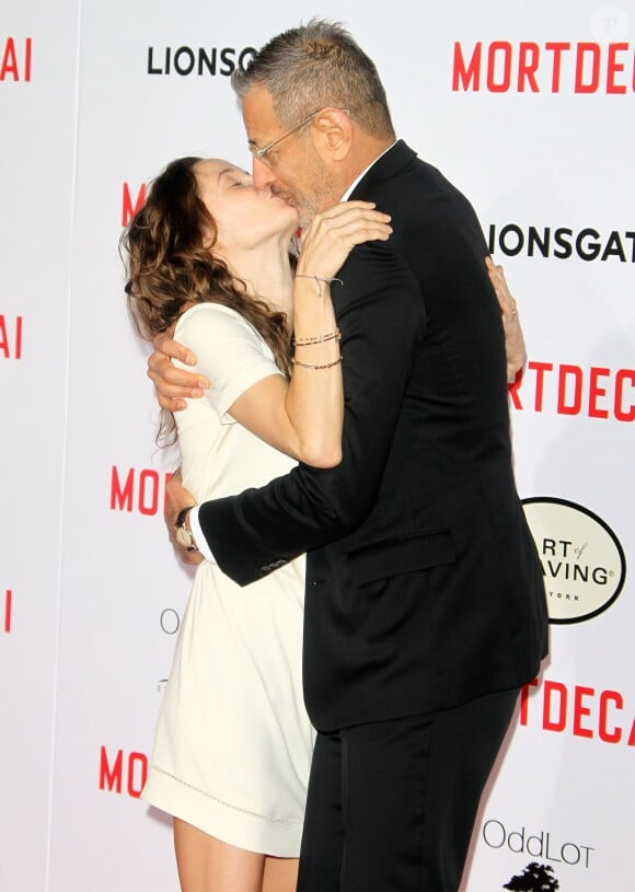Jeff Goldblum et sa femme Emilie Livingston (enceinte) s'embrassent lors de la première du film "Mordecai" à Los Angeles le 21 janvier 2015.