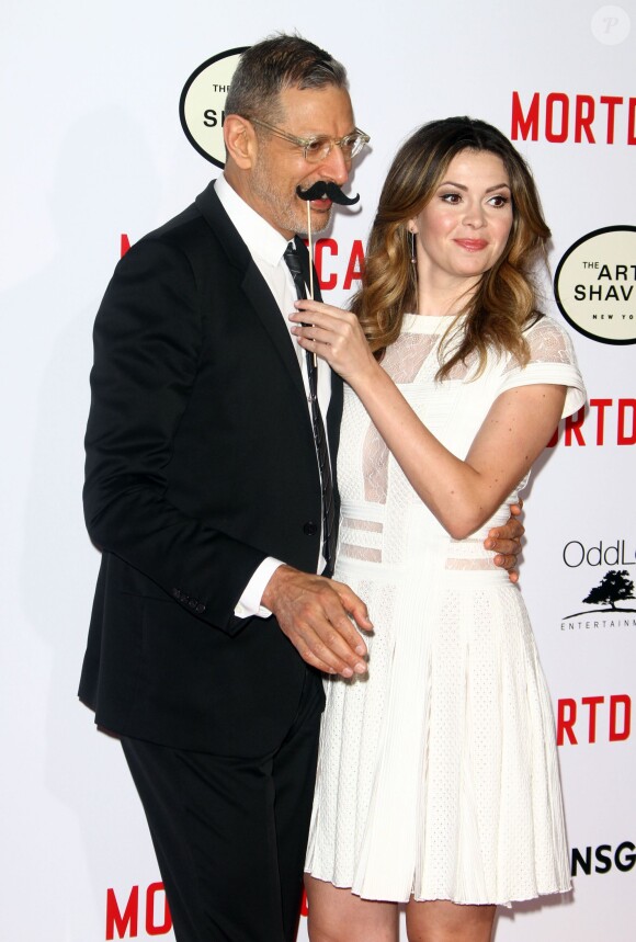 Jeff Goldblum et sa femme Emilie Livingston (enceinte) s'éclatent lors de la première du film "Mordecai" à Los Angeles le 21 janvier 2015.