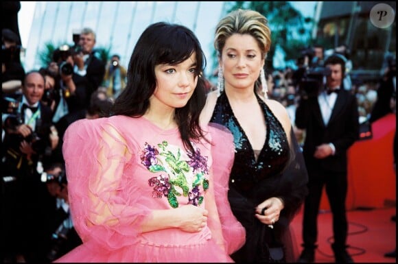 Björk et Catherine Deneuve montent les marches pour "Dancer in the Dark" de Lars Von Trier au Festival de Cannes, mai 2000.