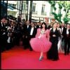 Björk et Catherine Deneuve montent les marches pour "Dancer in the Dark" de Lars Von Trier au Festival de Cannes, mai 2000.