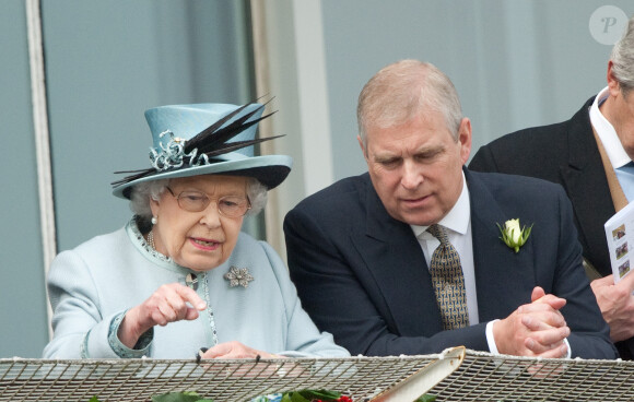 La reine Elizabeth II et le prince Andrew en juin 2013 au derby d'Epsom.