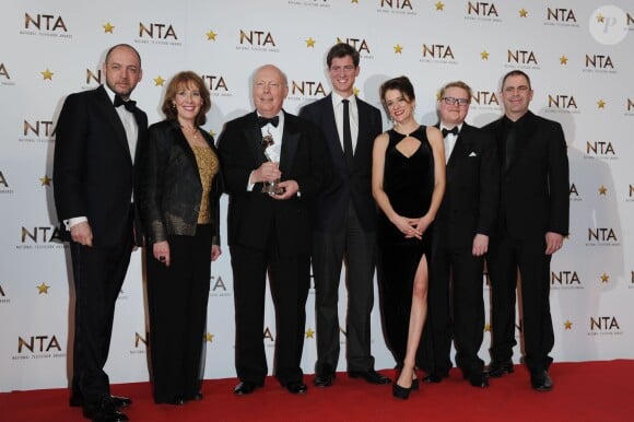 Guest, Phyllis Logan, Julian Fellowes, Matt Barber, Michelle Dockery, guest et Brendan Coyle (Downton Abbey) lors des National Television Awards à l'O2 Arena de Londres le 21 janvier 2015.