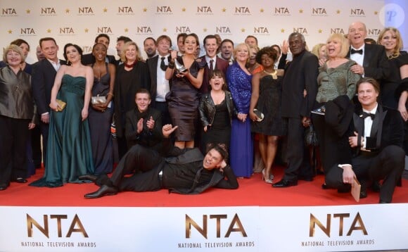 Cast of EastEnders with the Serial Drama award  lors des National Television Awards à l'O2 Arena de Londres le 21 janvier 2015.