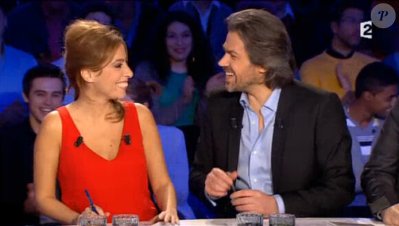 Léa Salamé et Aymeric Caron, complices dans On n'est pas couché sur France 2, le samedi 24 janvier 2015.