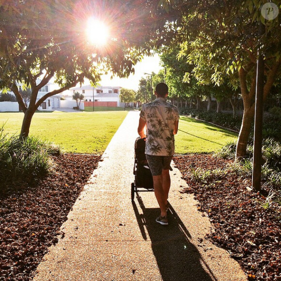 Promenade avec ses garçons, pour Erin, en janvier 2015. Parents depuis le 21 décembre 2014 d'un petit Evander, Example (Elliot John Gleave) et sa femme Erin McNaught savourent leur vie de jeunes parents. Photo Instagram.