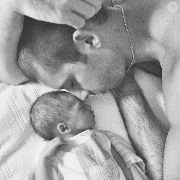 Example et Evander. Parents depuis le 21 décembre 2014 d'un petit Evander, Example (Elliot John Gleave) et sa femme Erin McNaught savourent leur vie de jeunes parents. Photo Instagram.