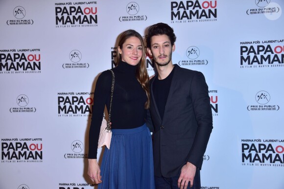 Pierre Niney et sa compagne Natasha Andrews - Avant-Première du film "Papa ou Maman" au Cinéma Pathé Beaugrenelle à Paris le 26 janvier 2015.