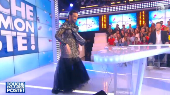 Cyril Hanouna en robe, sur D8 dans Touche pas à mon poste, le mardi 27 janvier 2015.