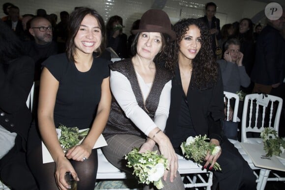 Izïa Higelin, Catherine Ringer et Noémie Lenoir - Personnalités au défilé de mode Jean Paul Gaultier, collection haute couture printemps-été 2015 à Paris le 28 janvier 2015.