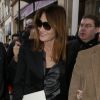 Carla Bruni-Sarkozy quitte le défilé Jean Paul Gaultier, collection haute couture printemps-été 2015 à Paris le 28 janvier 2015.