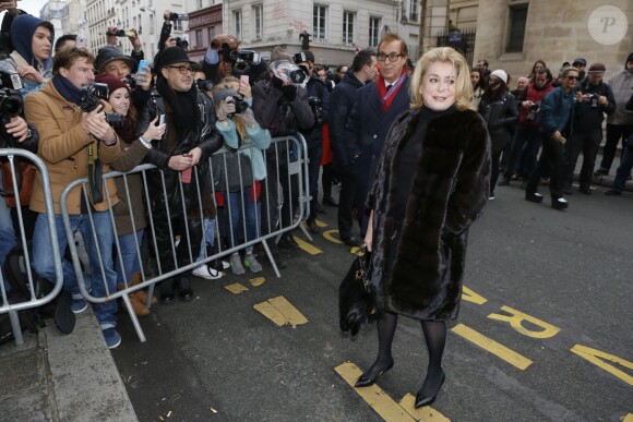 Catherine Deneuve arrive au défilé Jean Paul Gaultier, collection haute couture printemps-été 2015 à Paris le 28 janvier 2015.