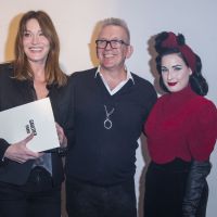 Carla Bruni, Rose McGowan et Noémie Lenoir applaudissent Gaultier