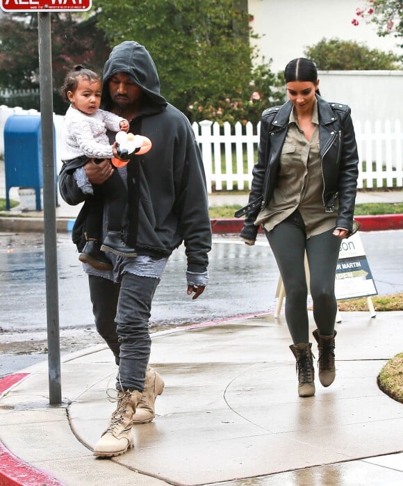 Exclusif - Prix spécial - Kim Kardashian, Kanye West et leur fille North se rendent à une fête chez des amis à Brentwood le 10 janvier 2015. Exclusive - For Germany call for price - Please hide children's face prior to the publication - Superstar couple Kim Kardashian and Kanye West take their daughter North to a friend's party in Brentwood, California on January 10, 2015. NO INTERNET USE WITHOUT PRIOR AGREEMENT10/01/2015 - Brentwood