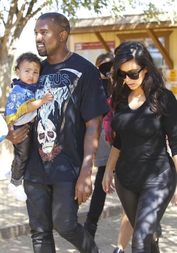Kim Kardashian avec son mari Kanye West, leur fille North ainsi que toute la famille Kardashian à Moonpark Los Angeles, le 18 Octobre 2014 