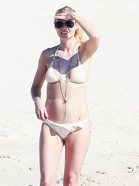 Exclusif - Gwyneth Paltrow en vacances sur la plage de Cabo San Lucas au Mexique le 17 janvier 2015. Gwyneth est avec son amie Crystal Lourd qui va fêter son anniversaire. 