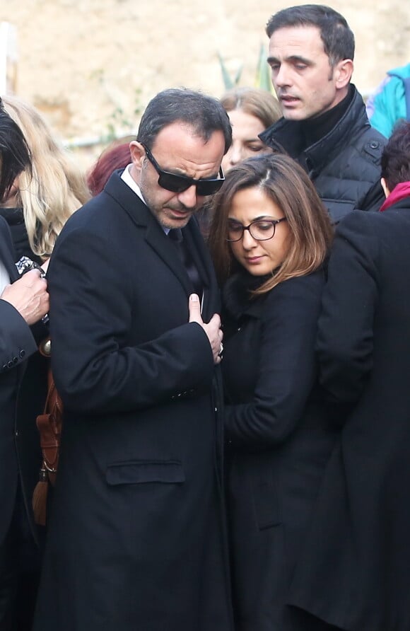 Nikos Aliagas et sa soeur Maria - Obsèques du chanteur Demis Roussos au premier cimetière d'Athènes en Grèce le 30 janvier 2015. 