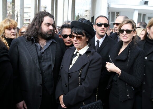 Marie (Femme de Demis Roussos), son fils Cyril et sa fille Emilie, Nikos Aliagas - Obsèques du chanteur Demis Roussos au Premier Cimetière d'Athènes en Grèce. Le 30 janvier 2015.