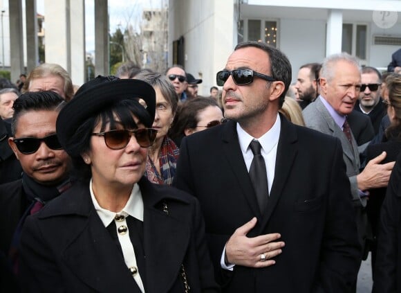 Marie (femme de Demis Roussos) et Nikos Aliagas - Obsèques du chanteur Demis Roussos au Premier Cimetière d'Athènes en Grèce. Le 30 janvier 2015.