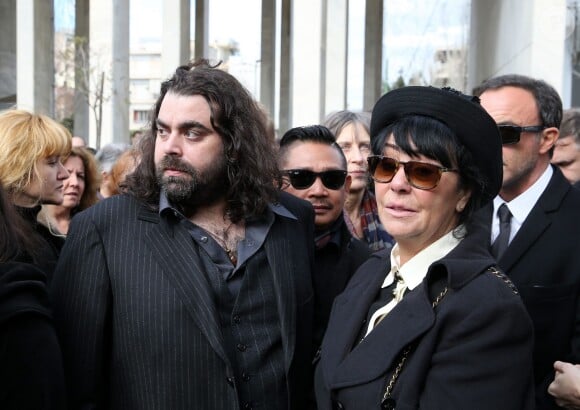 Marie (Femme de Demis Roussos) et son fils Cyril - Obsèques du chanteur Demis Roussos au Premier Cimetière d'Athènes en Grèce. Le 30 janvier 2015. 