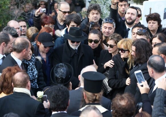 Costas le frère de Demis Roussos, Emilie et Cyril (enfants de Demis Roussos) - Obsèques du chanteur Demis Roussos au premier cimetière d'Athènes en Grèce le 30 janvier 2015. 