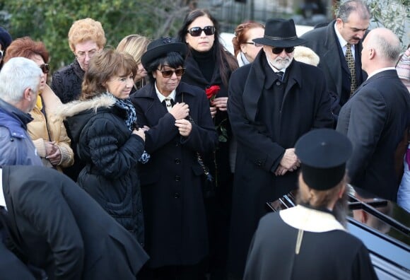 Marie (femme de Demis Roussos) et le frère de Demis Roussos - Obsèques du chanteur Demis Roussos au premier cimetière d'Athènes en Grèce le 30 janvier 2015.