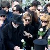 Le frère de Demis Roussos et Emilie (fille de Demis Roussos) - Obsèques du chanteur Demis Roussos au premier cimetière d'Athènes en Grèce le 30 janvier 2015. 