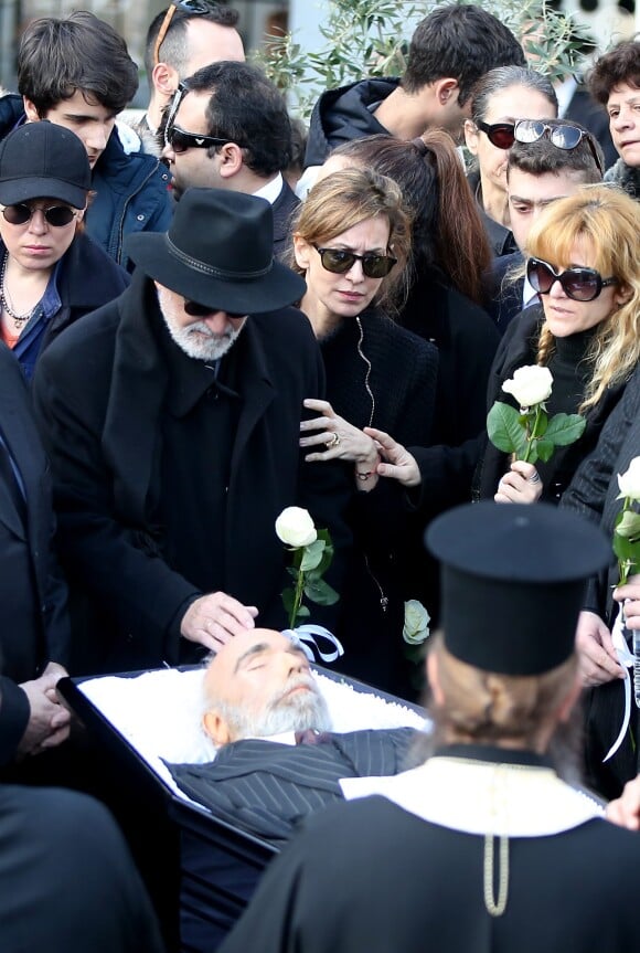 Le frère de Demis Roussos et Emilie (fille de Demis Roussos) - Obsèques du chanteur Demis Roussos au premier cimetière d'Athènes en Grèce le 30 janvier 2015. 