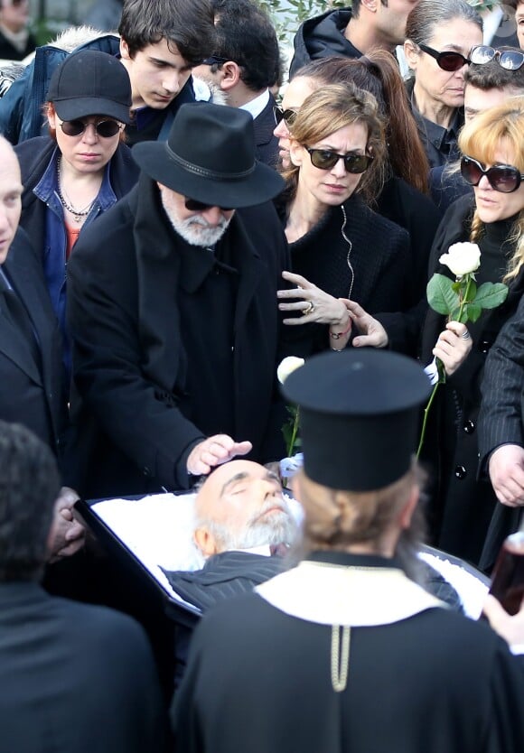 Le frère de Demis Roussos et Emilie (fille de Demis Roussos) - Obsèques du chanteur Demis Roussos au premier cimetière d'Athènes en Grèce le 30 janvier 2015.